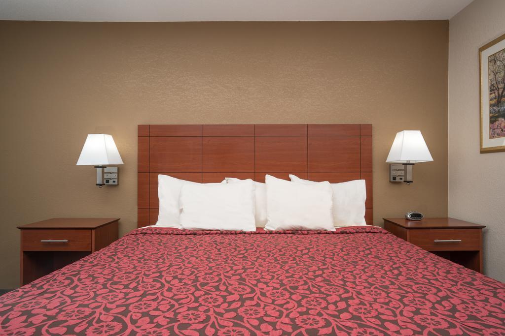 Days Inn By Wyndham Манкейто Экстерьер фото